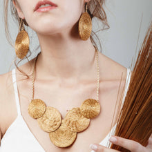 שרשרת מרשימה לאירוע, צמח הזהב ברזיל, תכשיטים אקולוגיים, תכשיטי עשב זהוב, עגילים מיוחדים בעבודת יד, תכשיטים מקוריים, מעצבת תכשיטים, תכשיטים לאירוע, תכשיטים למתנה, מתנה לאמא, מתנות אקולוגיות