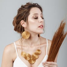 עגילים מרשימים לאירוע, עגילים גדולים, צמח הזהב ברזיל, תכשיטים אקולוגיים, תכשיטי עשב זהוב, עגילים מיוחדים בעבודת יד, תכשיטים מקוריים, מעצבת תכשיטים, תכשיטים לאירוע, תכשיטים למתנה, מתנה לאמא, מתנות אקולוגיות, שרשרת מיוחדת, שרשרת אקולוגית, שרשרת גדולה, שרשרת מרשימה