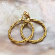 עגילים מיוחדים, עגילי חישוק זהב, עגילי חישוק קלים, עגילי חישוק לעור רגיש, עגילים מצמח הזהב,