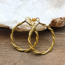 עגילים מיוחדים, עגילי חישוק זהב, עגילי חישוק קלים, עגילי חישוק לעור רגיש, עגילים מצמח הזהב,